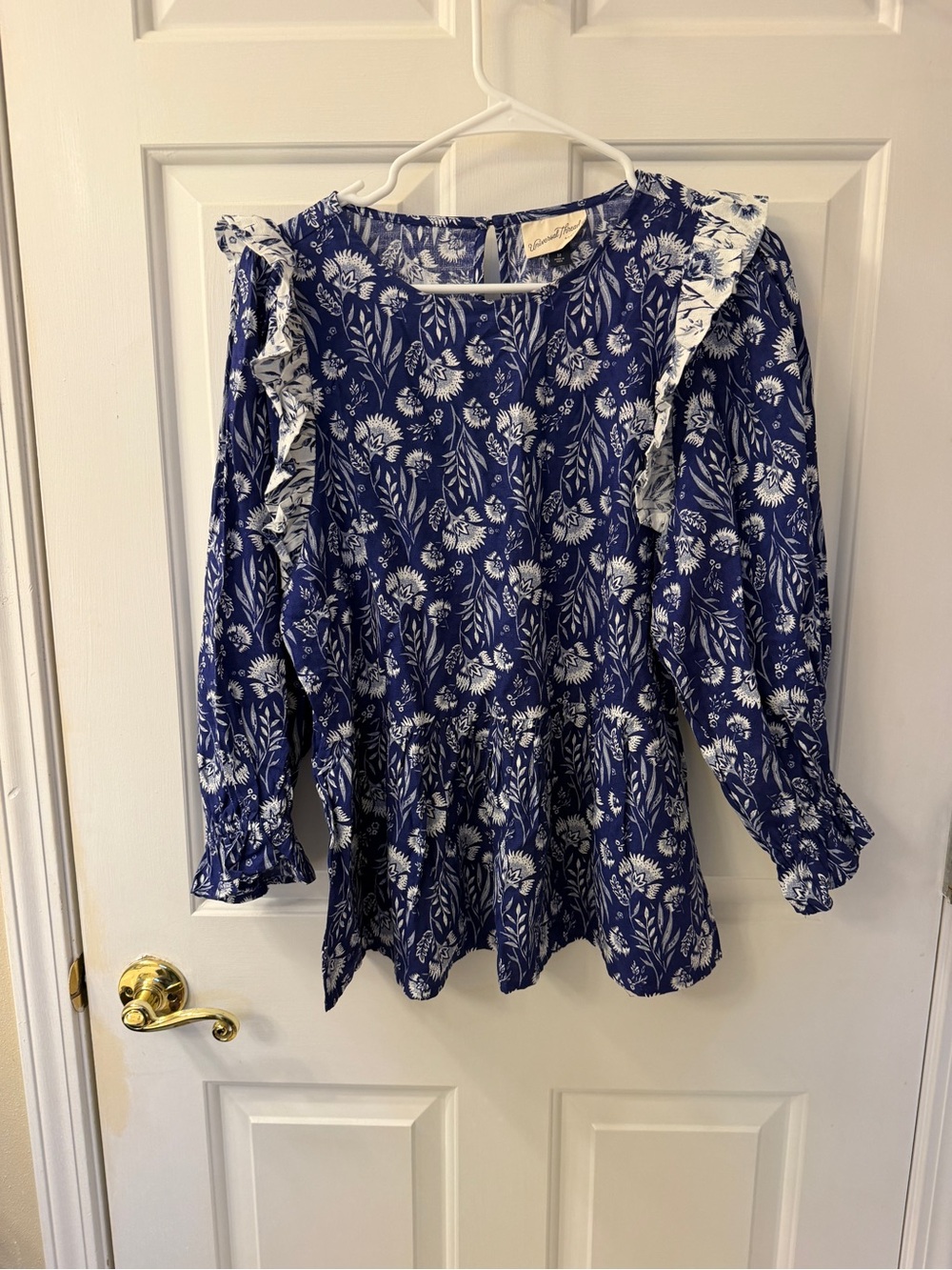 🩷 Universal Thread Navy & White Floral Ruffle Peplum Top size M 🩷 - Picture 3 of 10